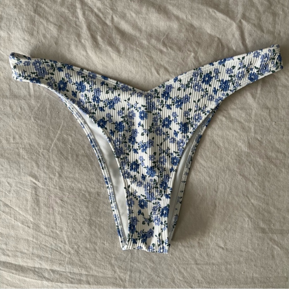 Hollister White and Blue Floral Ribbed Underwire Bikini Set - Picture 4 of 6